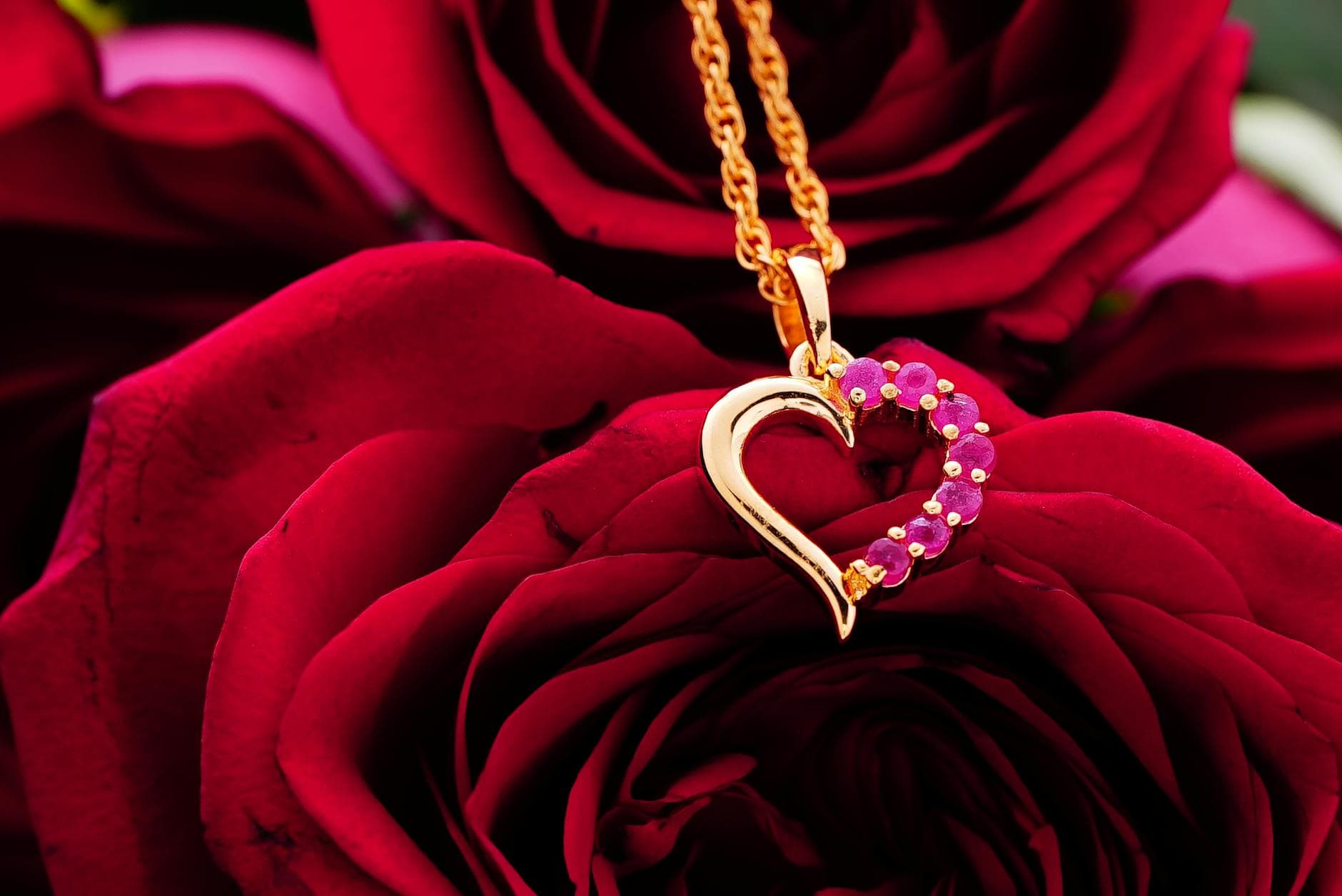 Gold necklace and pendant jewelry